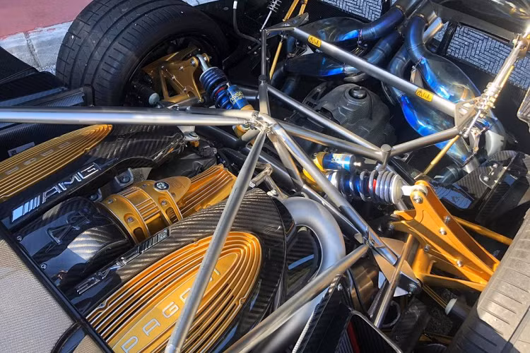 Trên Huayra Roadster, Pagani đã thiết kế lại phần đầu xe với lưới tản nhiệt mới. Dãy đèn định vị ban ngày được thiết kế nằm ngang thay vì xéo như trước. Líp trước được làm dài ra, giống vối gói nâng cấp Tempesta của bản Coupe. Phía sau, phần nắp động cơ được thiết kế lại, loại bỏ phần kính như trên bản Coupe. Phía trên đèn hậu được thiết kế vuốt cao, giống với cánh gió tích hợp. Khoang nội thất gần như không có sự thay đổi so với trước đây.