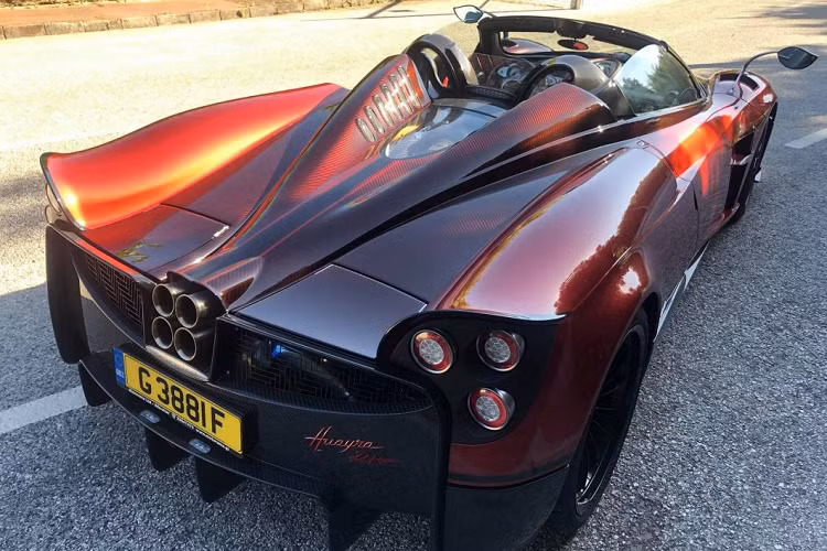 Ngoài nâng cấp về ngoại hình, Pagani còn nâng cấp hiệu suất của khối động cơ V12 tăng áp lên 764 mã lực, mô-men xoắn vẫn được giữ nguyên 1.000 Nm. Sức mạnh trên được truyền đến bánh sau thông qua hộp số tuần tự Xtrac 7 cấp.