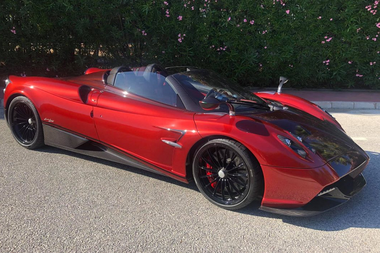 Quay lại với chiếc xe, ngoại thất của chiếc Huayra Roadster này được hoàn thiện đẹp mắt với sự pha trộn giữa vật liệu sợi carbon và màu sơn. Đó là sự kết hợp của màu sơn đỏ đậm có tên Rosso Scuro Italia kết hộp cùng sắc đỏ tối hơn xuất hiện ở giữa thân xe dưới dạng sợi carbon. Ngoài ra, một đường kẻ đôi sơn màu đỏ được vẽ tay chạy dọc chiều dài thân xe.