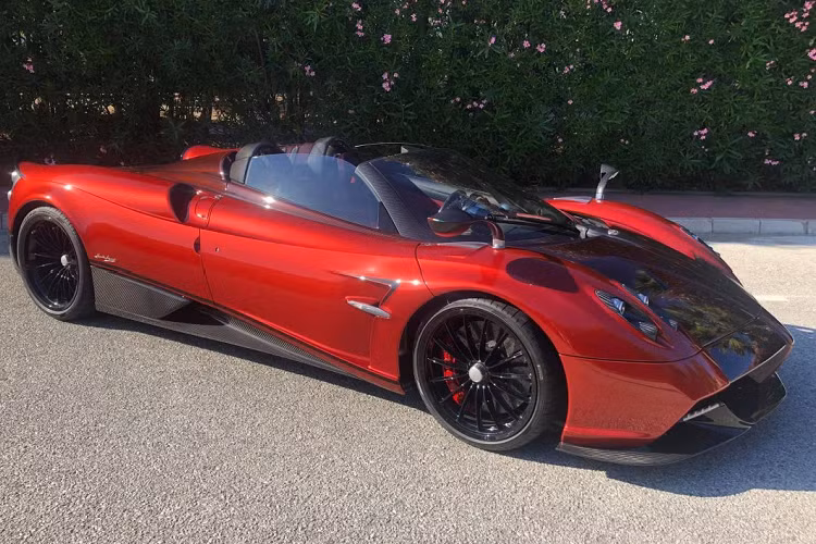 Quay lại với chiếc xe, ngoại thất của chiếc Huayra Roadster này được hoàn thiện đẹp mắt với sự pha trộn giữa vật liệu sợi carbon và màu sơn. Đó là sự kết hợp của màu sơn đỏ đậm có tên Rosso Scuro Italia kết hộp cùng sắc đỏ tối hơn xuất hiện ở giữa thân xe dưới dạng sợi carbon. Ngoài ra, một đường kẻ đôi sơn màu đỏ được vẽ tay chạy dọc chiều dài thân xe.