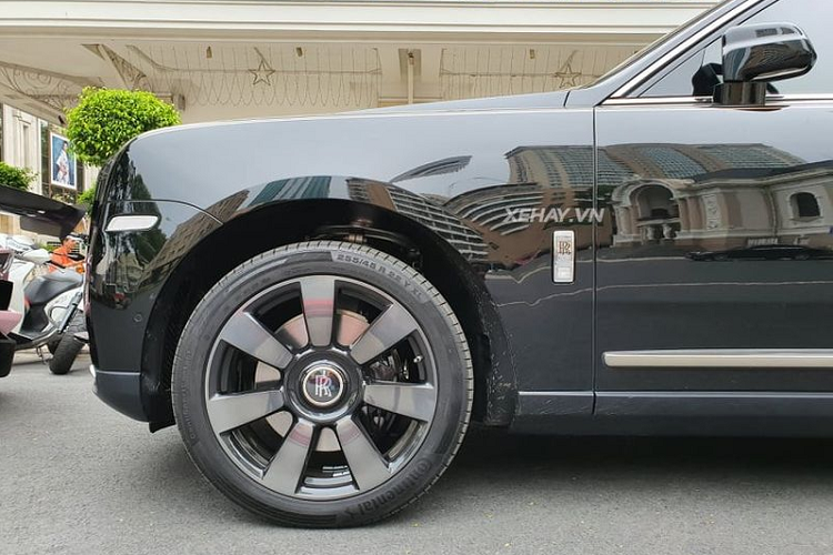 Bên cạnh vẻ đẹp khó có thể lu mờ ở phần ngoại thất, Cullinan cũng sở hữu khoang nội thất thuộc hàng xa xỉ bậc nhất hiện nay. Do là mẫu SUV đầu tiên của Roll-Royce nên nội thất của Cullinan được chăm chút tỉ mỉ theo tiêu chuẩn cao nhất với chất liệu da, gỗ cao cấp và không gian rộng rãi.