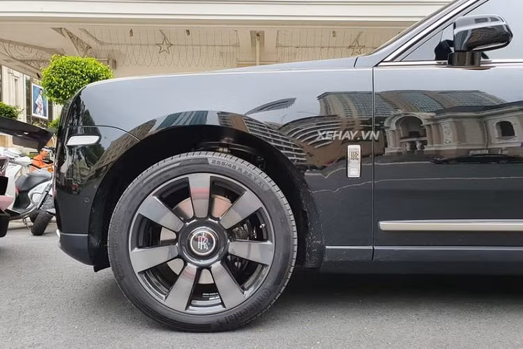 Bên cạnh vẻ đẹp khó có thể lu mờ ở phần ngoại thất, Cullinan cũng sở hữu khoang nội thất thuộc hàng xa xỉ bậc nhất hiện nay. Do là mẫu SUV đầu tiên của Roll-Royce nên nội thất của Cullinan được chăm chút tỉ mỉ theo tiêu chuẩn cao nhất với chất liệu da, gỗ cao cấp và không gian rộng rãi.