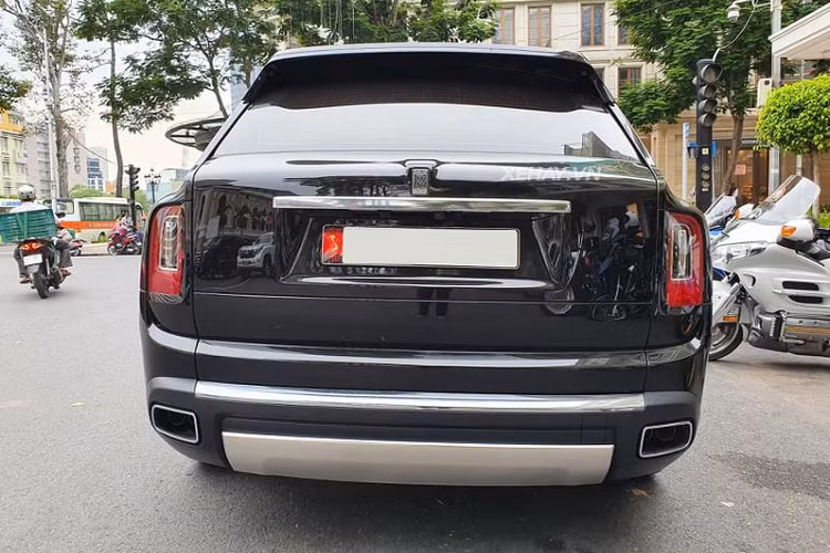 "Trái tim" của Rolls-Royce Cullinan là khối động cơ V12 tăng áp kép với dung tích 6,75 lít cho ra công suất 563 mã lực và mô men xoắn 850 N. Một con số vô cùng ấn tượng với một chiếc SUV siêu sang đúng nghĩa.