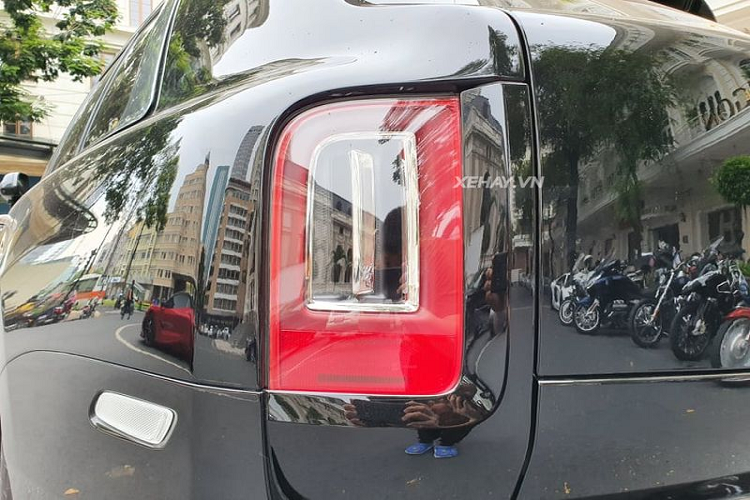 Và với việc sở hữu gói trang bị 2 hàng ghế biệt lập, mẫu Rolls-Royce Cullinan độc trong bài viết sẽ mang tới không gian của Cullinan đã rộng nay còn rộng và tiện nghi hơn.