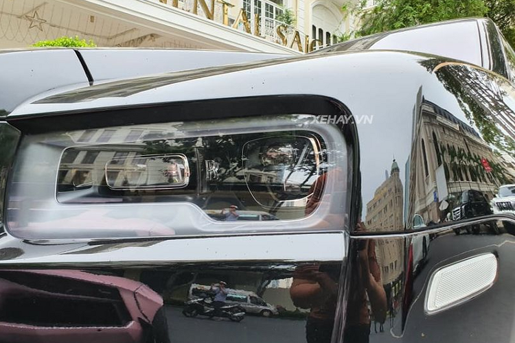 Rolls-Royce Cullinan là một chiếc xe vô cùng đặc biệt, minh chứng rõ ràng nhất đến từ cái tên của xe – “Cullinan”, đây là tên của viên kim cương lớn nhất thế giới từng được tìm thấy ở Châu Phi và hiện đang được đính trên vương miện của Nữ hoàng Anh. Đường Coadline màu vàng nổi bật trên thân xe chính là điểm khác biệt của chiếc Cullinan này so với các chiếc còn lại ở TP.Hồ Chí Minh