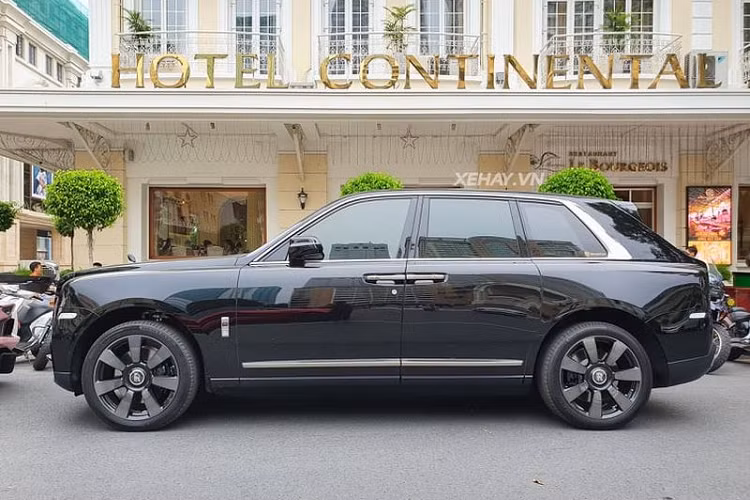Hiện tại, giá xe Rolls-Royce Cullinan chính hãng tại Việt Nam dao động trong khoảng từ 41 tỷ đồng cho bản tiêu chuẩn, chưa bao gồm các tuỳ chọn. Chiếc xe này khi mới về Việt Nam cũng có mức giá tương đương, nhưng không được nhập khẩu chính hãng.