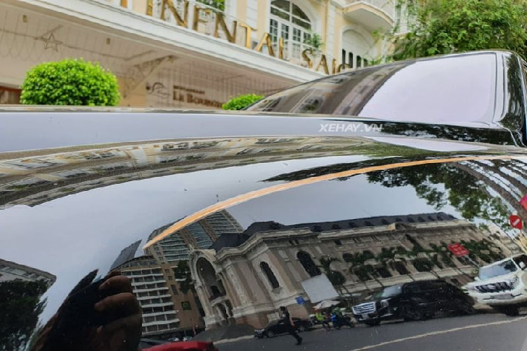 Siêu phẩm Rolls-Royce Cullinan trong bài viết chính là chiếc Cullinan đầu tiên đặt chân tới TP.Hồ Chí Minh. Xe sở hữu nước sơn ngoại thất màu đen bóng sang trọng cùng sự khác biệt nhờ đường coachline màu vàng chạy dọc thân xe nổi bật. Bên cạnh đó, để tương xứng với ngoại hình bề thế và uy quyền của Cullinan, chủ nhân đã trang bị cho chiếc xe tuỳ chọn mâm 7 chấu sơn đen mờ với kích thước lên tới 22 inch.