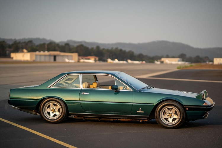 Được chế tạo từ năm 1979 – 1985, Ferrari 400i đời 1978 này là một trong những mẫu grand tourer “hình thù kỳ dị” nhất của thương hiệu Ý nhờ thiết kế 3 khoang khác hẳn mọi chiếc siêu xe đồng thương hiệu đang được sản xuất ngày nay. Phong cách sắc cạnh, hình nêm của nó được chấp bút bởi không ai khác ngoài Pininfarina.