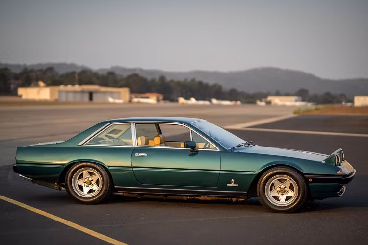 Được chế tạo từ năm 1979 – 1985, Ferrari 400i đời 1978 này là một trong những mẫu grand tourer “hình thù kỳ dị” nhất của thương hiệu Ý nhờ thiết kế 3 khoang khác hẳn mọi chiếc siêu xe đồng thương hiệu đang được sản xuất ngày nay. Phong cách sắc cạnh, hình nêm của nó được chấp bút bởi không ai khác ngoài Pininfarina.