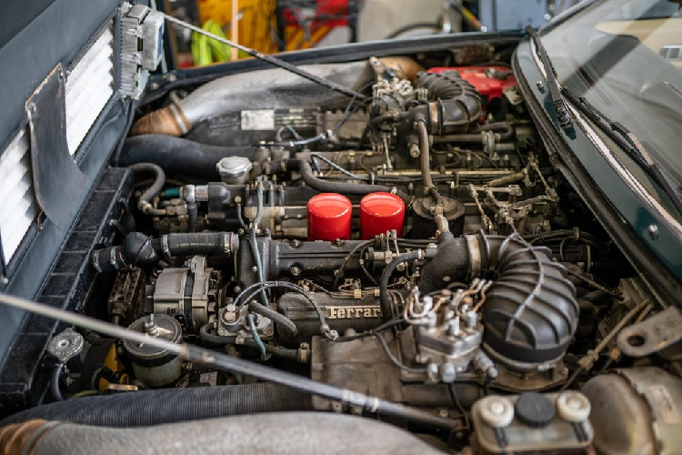 Trên đồng hồ công tơ mét cũng chỉ có khoảng 37.000 km, trong đó khoảng 4.800 km là được đóng góp bởi chủ xe hiện tại, thể hiện rằng ông ấy rất ít lái xe trong suốt 24 năm qua. Không phải là một mẫu xe cổ điển được săn lùng gắt gao, giá xe Ferrari 400i này chắc sẽ tìm được chủ nhân mới với mức dưới 100.000 USD, qua rẻ đối với một chiếc Ferrari ra đời cách đây hơn 40 năm.