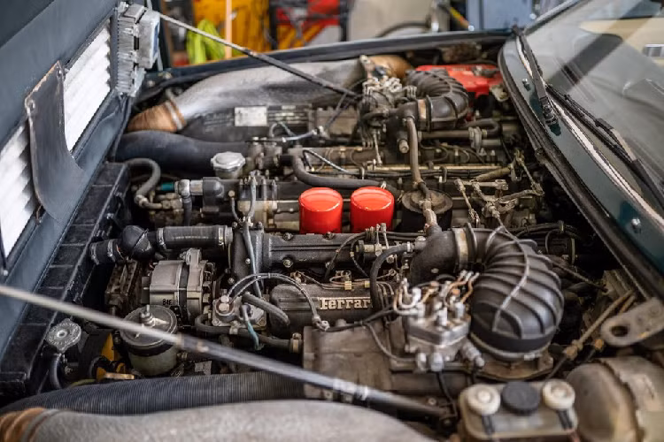 Trên đồng hồ công tơ mét cũng chỉ có khoảng 37.000 km, trong đó khoảng 4.800 km là được đóng góp bởi chủ xe hiện tại, thể hiện rằng ông ấy rất ít lái xe trong suốt 24 năm qua. Không phải là một mẫu xe cổ điển được săn lùng gắt gao, giá xe Ferrari 400i này chắc sẽ tìm được chủ nhân mới với mức dưới 100.000 USD, qua rẻ đối với một chiếc Ferrari ra đời cách đây hơn 40 năm.