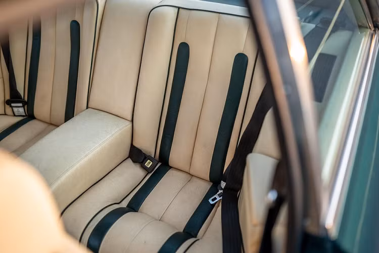 Ở bên trong, cabin có trang trí chất liệu da Sabbia màu xanh lục tương xứng vẻ ngoài cho cả mặt táp lô, cụm điều khiển trung tâm, và lắp vô lăng 3 chấu cùng một hệ thống âm thanh hậu mãi. Phần ghế xe và ốp cửa trong có bọc da màu kem sang trọng. Chủ xe hiện tại đã gìn giữ chiếc xe kể từ năm 1996, và luôn cố gắng đảm bảo chiếc xe luôn trong điều kiện tốt nhất. Năm nay, chiếc GT cổ điển này mới được nâng cấp bộ bơm nhiên liệu, ống xả mới, và thay các loại dầu, qua đó cho thấy nó được bảo dưỡng tốt đến thế nào.