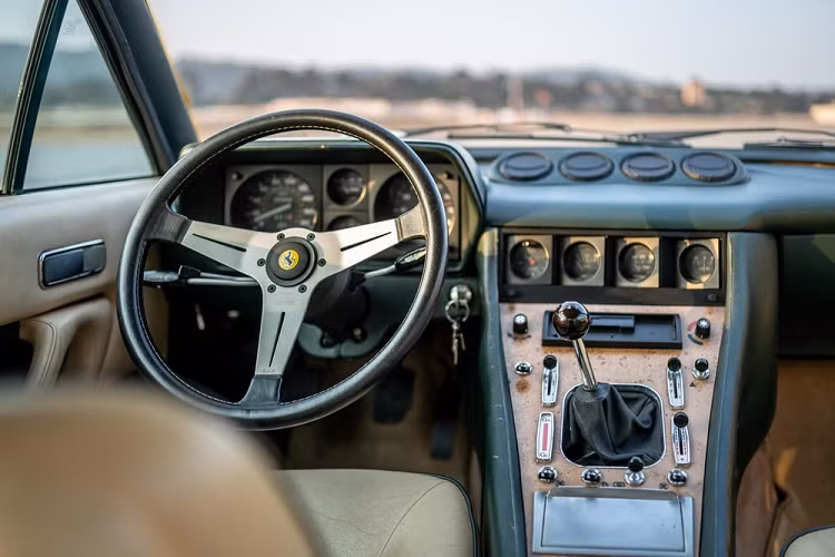 Hoàn thiện trong màu xanh lực với tấm cản va màu đen và hệ thống đèn kiểu cụp-mở, chiếc Ferrari 400i 1978 này có trang bị động cơ kiểu phun nhiên liệu V12 dung tích 4.8 lít với hộp số sàn 5 cấp. Bên cạnh đó, nó còn có trang bị hệ thống phanh đĩa cho cả 4 bánh, hệ thống treo độc lập, hệ thống trợ lái, cửa sổ và gương điện tử, và chạy bằng bộ la-zăng hợp kim 15 inch.