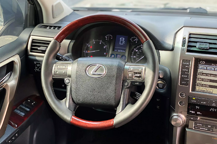 Lexus GX sử dụng một nền tảng khung gầm rời với “người anh em” Land Cruiser Prado, hệ thống treo chủ động (Kinetic - KDSS) thủy lực kiểm soát các thanh cân bằng trước và sau nhằm tăng độ ổn định, đi kèm với hệ dẫn động bốn bánh toàn thời gian. 