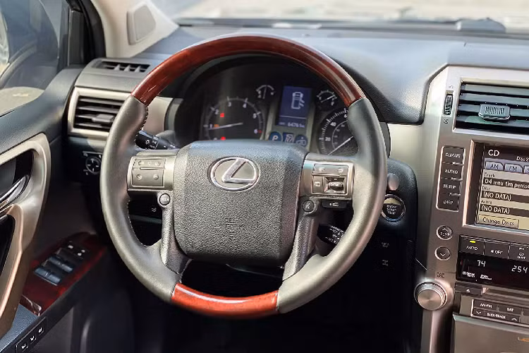 Lexus GX sử dụng một nền tảng khung gầm rời với “người anh em” Land Cruiser Prado, hệ thống treo chủ động (Kinetic - KDSS) thủy lực kiểm soát các thanh cân bằng trước và sau nhằm tăng độ ổn định, đi kèm với hệ dẫn động bốn bánh toàn thời gian. 