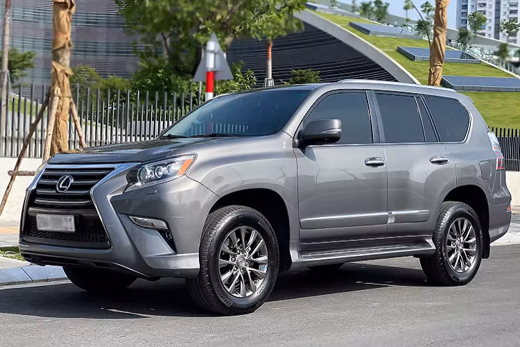 Mua được một chiếc Lexus GX 460 đời 2014 với giá khoảng 1,7 tỷ đồng nếu là xe “ngon” là một của hời. Nhưng thật ra, chiếc Lexus GX 460 này thuộc đời 2009, đời đầu của GX thế hệ thứ 2 (J150), nhưng đã được chủ xe “lên đời” phiên bản nâng cấp facelift đời của 2014. “Bình mới, rượu cũ”, trông như xe đời cao, nhưng lại có giá bán rẻ đến bất ngờ.