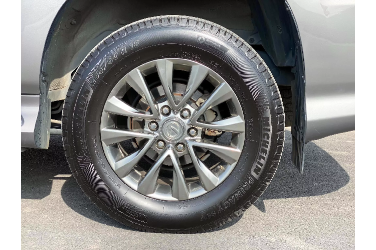 Khác với diện mạo mới tân thời hơn, nội thất của Lexus GX 460 độ 2014 này vẫn được duy trì như cũ vì nội thất rất khó và ít được chủ xe can thiệp.