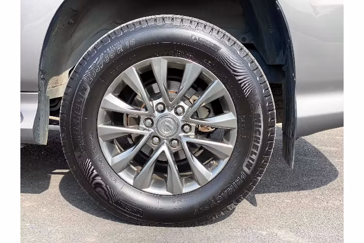 Khác với diện mạo mới tân thời hơn, nội thất của Lexus GX 460 độ 2014 này vẫn được duy trì như cũ vì nội thất rất khó và ít được chủ xe can thiệp.