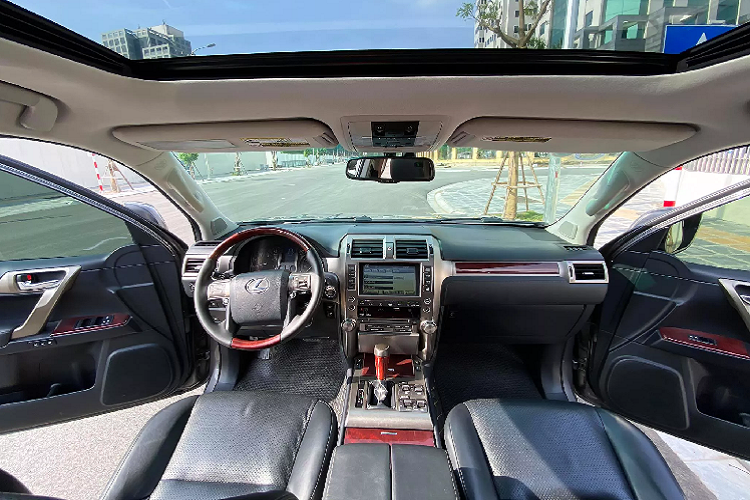 Hiệu suất của động cơ GX 460 không mạnh mẽ, nhưng bù lại động cơ V8 này cực kỳ bền bỉ, đây là một yếu tố hấp dẫn khách hàng và người dùng xe Lexus vốn không quan tâm đến khoản “ngốn xăng” không hề ít của nó.