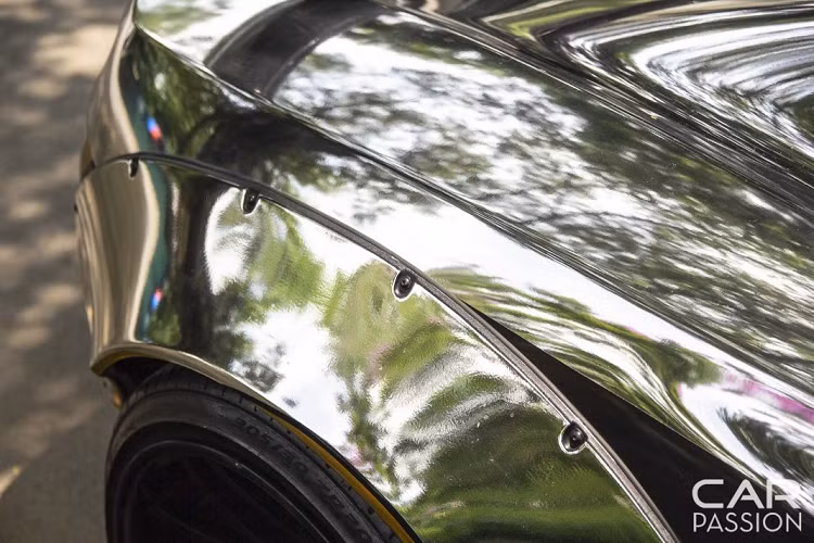 Tại Việt Nam, toàn bộ những chiếc McLaren thuộc dòng 650S đều thuộc biến thể Spider. So với phiên bản Coupe thì McLaren 650S Spider nặng hơn 40 Kg do được tích hợp hệ thống đóng mở mui, tổng trọng lượng của xe rơi vào khoảng 1.370 Kg. Chủ nhân của xe có thể vừa chạy vừa đóng hoặc mở mui ở vận tốc dưới 30 Km/h và toàn bộ quá trình này chỉ mất vỏn vẹn 17 giây.