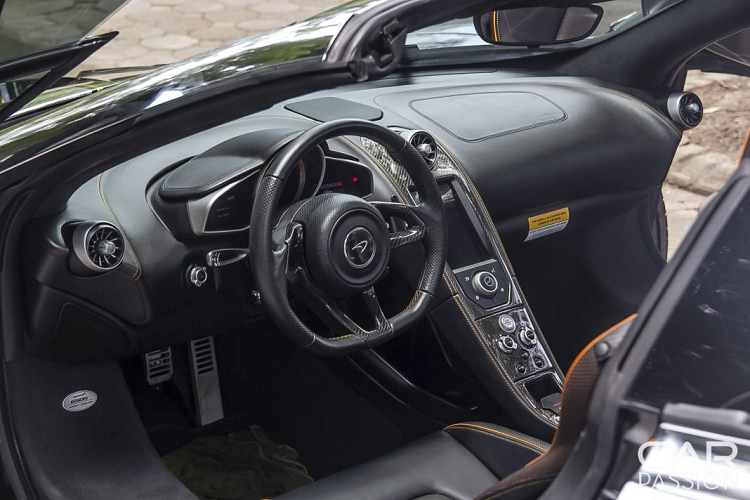 Liberty Walk được biết đến là một gói độ đem lại sự thay đổi toàn diện cho chiếc xe về mặt ngoại thất. Trong gói độ này, chiếc xe được trang bị những vè ốp thân rộng cùng phần cản trước, cản sau mới, nắp capo mới, các phần líp ốp thân xe cũng như một cánh gió carbon cỡ lớn. Với những trang bị này, chiếc xe trở nên đầy hầm hố, thể thao cũng như khác biệt hẳn so với chiếc 650S phiên bản gốc.