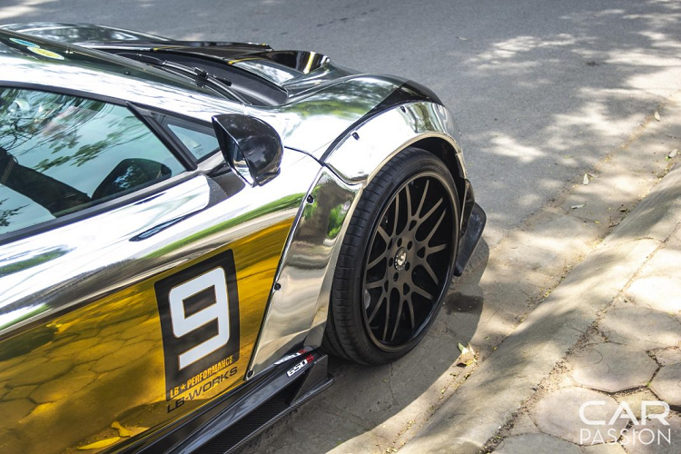 Không dừng lại ở việc là một chiếc siêu xe đầy hấp dẫn, chiếc McLaren 650S Spider hàng khủng này chính là chiếc 650S đầu tiên tại Việt Nam được nâng cấp với gói độ Liberty Walk đầy hấp dẫn. Đây đồng thời cũng chính là một trong những chiếc xe độ Liberty Walk đầu tiên tại Việt Nam, hưởng ứng phong trào độ thân rộng đang trở thành xu thế trên thế giới.