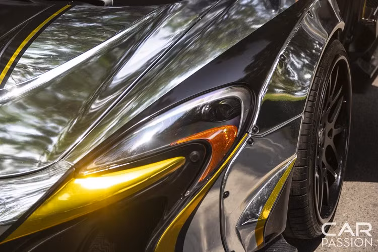 Khác với chiếc McLaren 650S Spider Liberty Walk thứ hai tại Việt Nam, chiếc đầu tiên được trang bị bộ mâm đa chấu màu đen nhám quen thuộc đến từ thương hiệu Forgiato. Loại mâm này được sử dụng một cách rộng rãi như một trong những bộ mâm cơ bản kèm theo các gói độ của thương hiệu Liberty Walk như Aventador hay 650S, Huracan,…