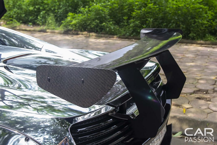 Sự “độc đáo” mà Liberty Walk đem tới cho 650S chính là phương pháp độ thân rộng (Widebody) với những vòm bánh lớn được đính vào thân xe bằng đinh tán, kèm với đó chính là hệ thống phuộc khí nén giúp chiếc xe có thể hạ gầm tới sát đất.