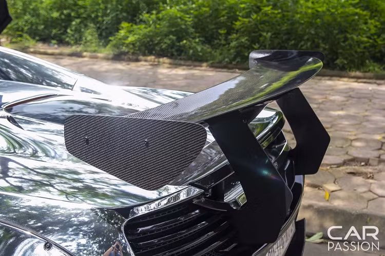 Sự “độc đáo” mà Liberty Walk đem tới cho 650S chính là phương pháp độ thân rộng (Widebody) với những vòm bánh lớn được đính vào thân xe bằng đinh tán, kèm với đó chính là hệ thống phuộc khí nén giúp chiếc xe có thể hạ gầm tới sát đất.