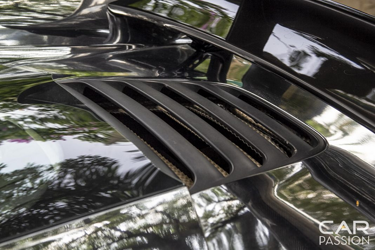 Về nguyên bản, chiếc xe đã được trang bị hệ thống định vị IRIS, kết nối Bluetooth, điều khiển bằng giọng nói,… Nội thất của chiếc xe mang hai tông màu với màu đen chủ đạo kết hợp cùng các chi tiết màu cam đem lại một cảm giác thể thao, hấp dẫn đối với người cầm lái.