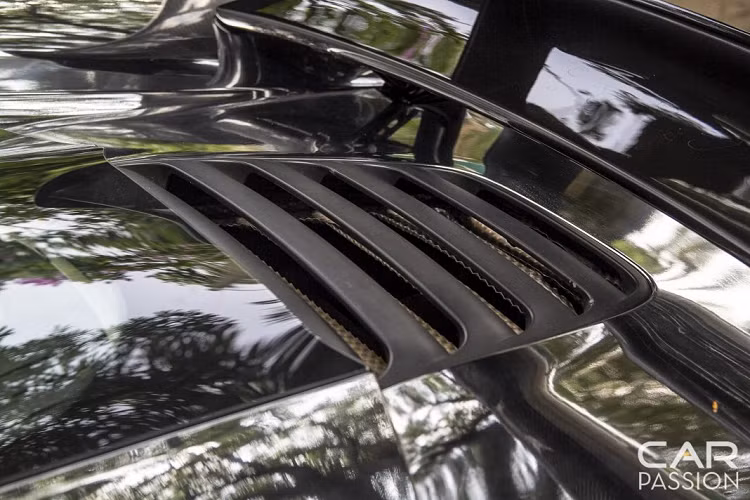 Về nguyên bản, chiếc xe đã được trang bị hệ thống định vị IRIS, kết nối Bluetooth, điều khiển bằng giọng nói,… Nội thất của chiếc xe mang hai tông màu với màu đen chủ đạo kết hợp cùng các chi tiết màu cam đem lại một cảm giác thể thao, hấp dẫn đối với người cầm lái.