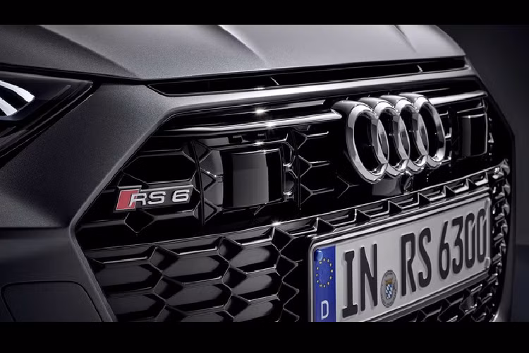 Audi RS6 Avant 2021 có nhiều gói tính năng và trang bị nội thất, tất cả đều tính phí. Chẳng hạn, gói trợ lái Driver Assistance thêm 2.250 USD, gói Executive – 2.500 USD, hệ thống nhìn đêm Night Vision – 2.500 USD, hệ thống âm thanh cao cấp Bang &amp; Olufsen 3D – 4.900 USD, hay cụm phanh gốm Gray Ceramic Brake – 8.900 USD.