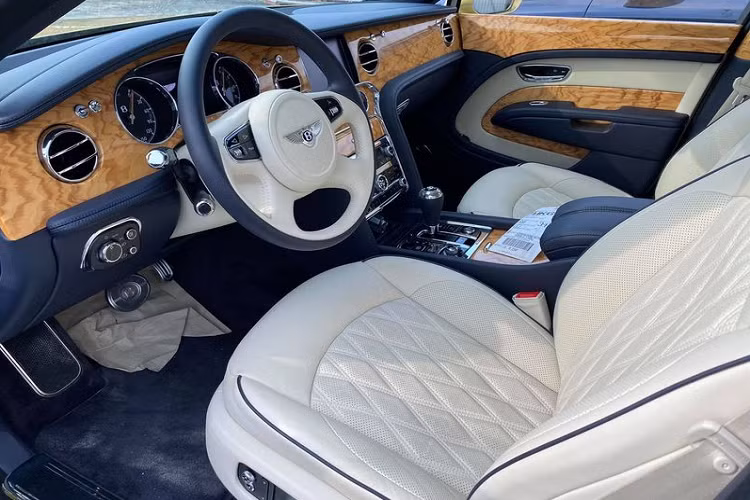 Chưa rõ giá xe Bentley Mulsanne EWB Julep mới về nước có giá bao nhiêu nhưng theo giới điệu mộ, chiếc xe siêu sang có giá khoảng 35 tỷ đồng.