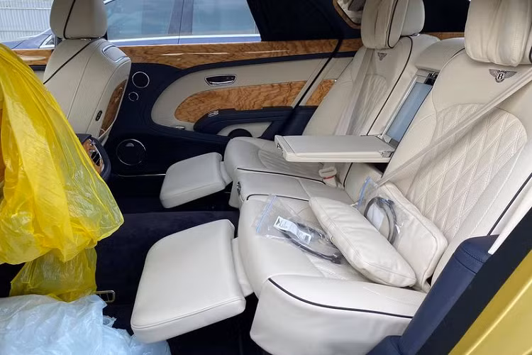 Ở bên trong, Bentley Mulsanne EWB Julep sở hữu các ghế ngồi cao cấp màu be kết hợp với những chi tiết ốp gỗ để nhấn mạnh sự sang trọng và đẳng cấp của chiếc sedan hàng đầu thế giới.