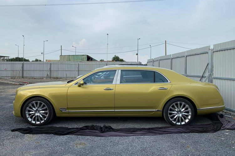 Di chuyển ra phía sau, cụm ống xả kép hình oval là chi tiết thường xuyên thấy trên những mẫu Bentley ngày nay. Cặp đèn hậu có hình chữ B vô cùng tinh tế thể hiện cho tên gọi của hãng xe và đây cũng là điểm đặc trưng của Bentley.