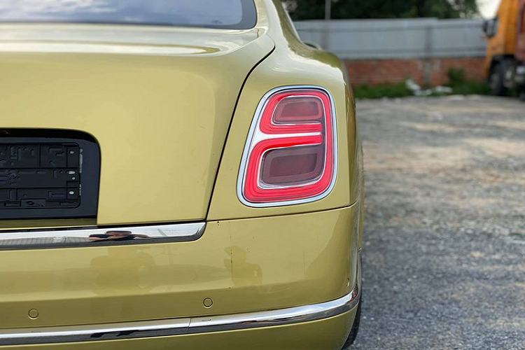 Julep vốn là một màu sắc "khó dùng" đối với xe hơi nhưng khi nó được khoác lên chiếc Bentley Mulsanne thế hệ mới này thì mọi thứ trở nên hoàn toàn khác. Chính màu sắc này đã tạo nên sự độc đáo và mới lạ cho Mulsanne.