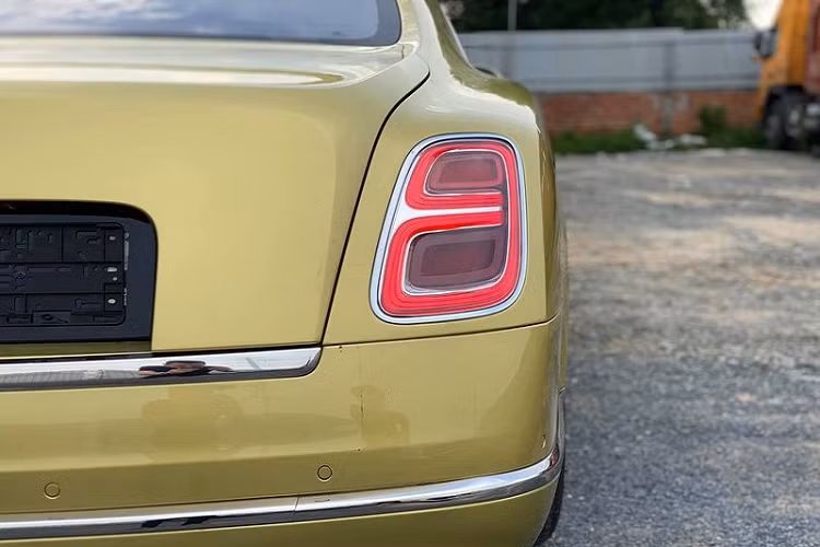 Julep vốn là một màu sắc "khó dùng" đối với xe hơi nhưng khi nó được khoác lên chiếc Bentley Mulsanne thế hệ mới này thì mọi thứ trở nên hoàn toàn khác. Chính màu sắc này đã tạo nên sự độc đáo và mới lạ cho Mulsanne.