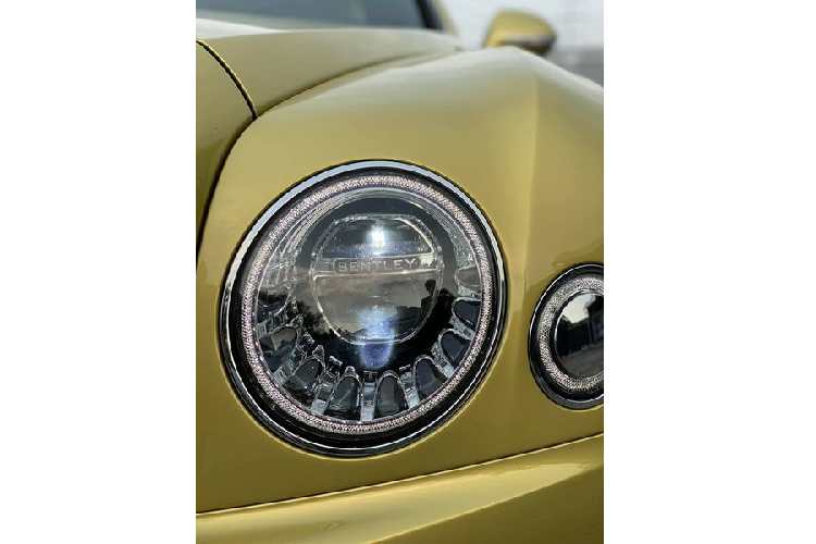 Khác với chiếc Mulsanne EWB Julep mới đang có mặt tại Việt Nam, chiếc xe mới có lưới tản nhiệt màu tối, bộ mâm đa chấu crôm sáng loáng càng làm tôn lên màu sơn ngoại thất đặc biệt của xe.