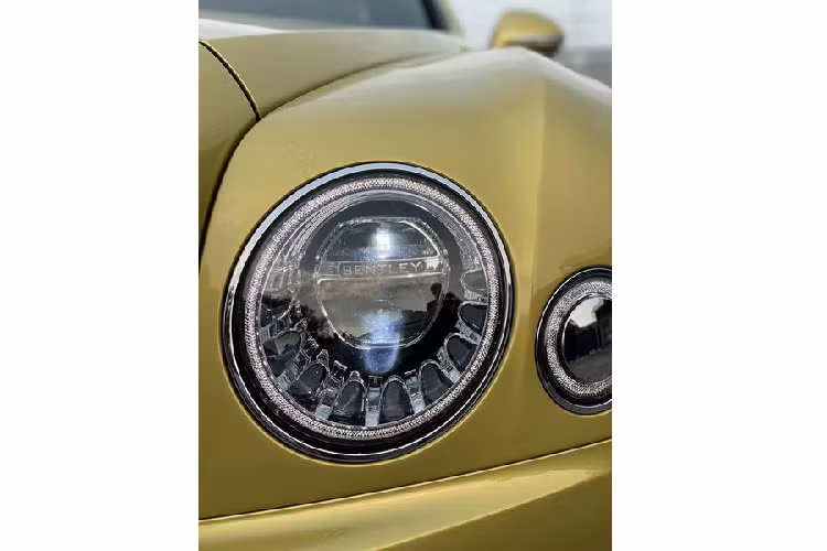 Khác với chiếc Mulsanne EWB Julep mới đang có mặt tại Việt Nam, chiếc xe mới có lưới tản nhiệt màu tối, bộ mâm đa chấu crôm sáng loáng càng làm tôn lên màu sơn ngoại thất đặc biệt của xe.