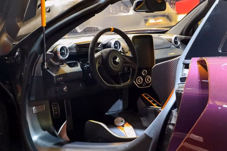 Trước đó, vào đầu tháng 2/2020, chiếc siêu xe triệu đô McLaren Senna màu siêu độc Cerberus Pearl đã được mang ra khỏi đại lý Al Ain Class Motors, nơi bán siêu xe triệu đô Pagani Huayra cho Minh "Nhựa" để vào trong container vận chuyển về Việt Nam. Chiếc McLaren Senna được doanh nhân quận 12 chọn mua có màu sơn ngọc trai Cerberus Pearl rất độc đáo và hiếm gặp trên thế giới.