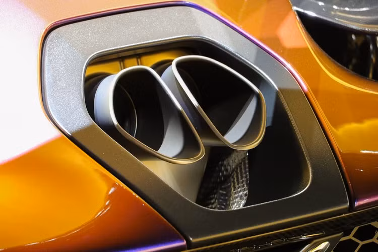 McLaren Senna sắp về Việt Nam là 1 trong 500 chiếc sản xuất trên toàn thế giới, mức giá xe McLaren Senna khi xuất xưởng bán ra tại Mỹ khoảng 1 triệu đô la nhưng chiếc McLaren Senna của doanh nhân quận 12 sở hữu màu sơn tuỳ chọn và nhiều trang bị khác nên có giá bán lên đến 1,7 triệu đô la tại nước ngoài.