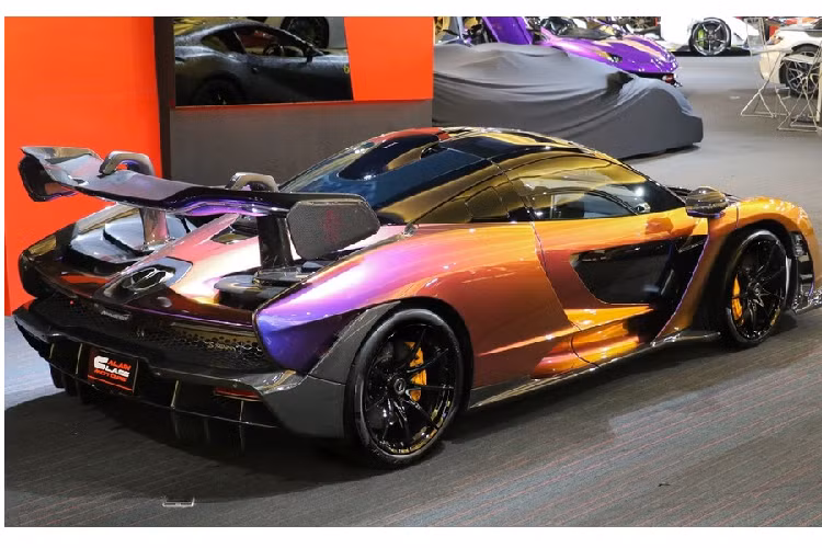 Sau đó, người này cho biết chiếc siêu xe McLaren Senna màu "tắc kè" của doanh nhân quận 12 đã về đến châu Á và sẽ sớm có mặt tại thị trường Việt Nam. Đây là một tin cực vui và càng củng cố thêm niềm tin về việc chiếc hypercar thứ 3 sẽ sớm có mặt tại dải đất hình chữ S. Hai chiếc đầu tiên là Bugatti Veyron và Pagani Huayra đều do Minh "Nhựa" đem về nước.