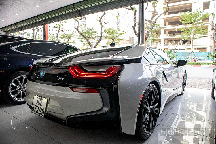BMW i8 được trang bị động cơ lai giữa máy xăng 1.5L 3 xi-lanh với công nghệ BMW TwinPower Turbo và động cơ điện pin Lithium-ion cho xe tổng công suất 362 mã lực ghép nối cùng hộp số tự động 6 cấp. Động cơ đốt trong của BMW i8 sẽ sử dụng hệ dẫn động cầu sau và động cơ điện với hệ dẫn động cầu trước.