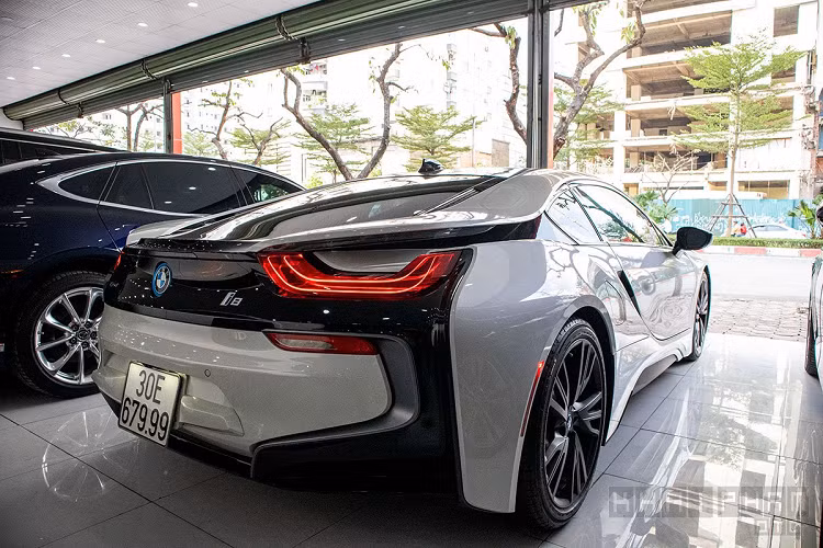 BMW i8 được trang bị động cơ lai giữa máy xăng 1.5L 3 xi-lanh với công nghệ BMW TwinPower Turbo và động cơ điện pin Lithium-ion cho xe tổng công suất 362 mã lực ghép nối cùng hộp số tự động 6 cấp. Động cơ đốt trong của BMW i8 sẽ sử dụng hệ dẫn động cầu sau và động cơ điện với hệ dẫn động cầu trước.