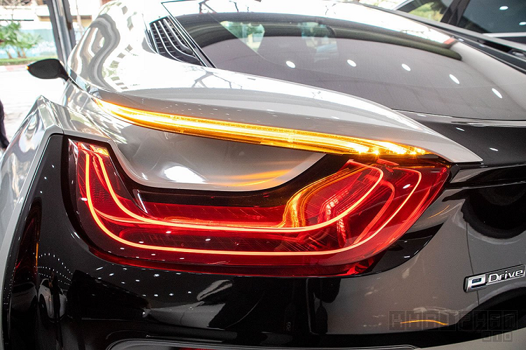 Cặp đèn pha mắt "híp" bí ẩn trên BMW i8 sử dụng công nghệ laser cho khả năng chiếu sáng ấn tượng, công nghệ này cũng đã xuất hiện trên BMW X7 2020 hoàn toàn mới của thương hiệu Đức đang có mặt ở Việt Nam. Dải đèn LED định vị ban ngày cũng xuất hiện bao quanh đèn pha, thiết kế này được đánh giá cao từ người dùng.
