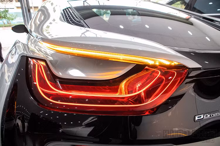 Cặp đèn pha mắt "híp" bí ẩn trên BMW i8 sử dụng công nghệ laser cho khả năng chiếu sáng ấn tượng, công nghệ này cũng đã xuất hiện trên BMW X7 2020 hoàn toàn mới của thương hiệu Đức đang có mặt ở Việt Nam. Dải đèn LED định vị ban ngày cũng xuất hiện bao quanh đèn pha, thiết kế này được đánh giá cao từ người dùng.