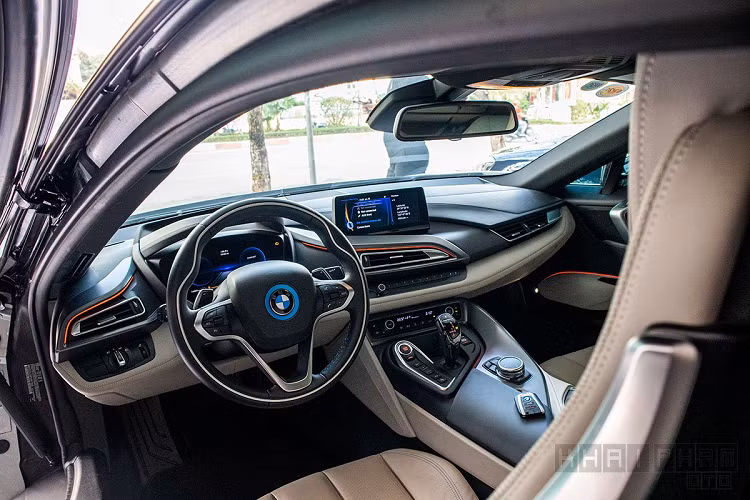 BMW i8 cũ sử dụng bộ mâm hợp kim nhẹ ED BMW-i với kích thước 20 inch tiêu chuẩn Turbine Style 444. Gương chiếu hậu i8 sơn đen tích hợp dải LED báo rẽ. Đáng chú ý, điểm nổi bật làm nên nét riêng của BMW i8 đến từ cửa xe với phong cách mở cửa cánh chim, thiết kế này đã được nhiều thương hiệu siêu xe thể thao áp dụng.