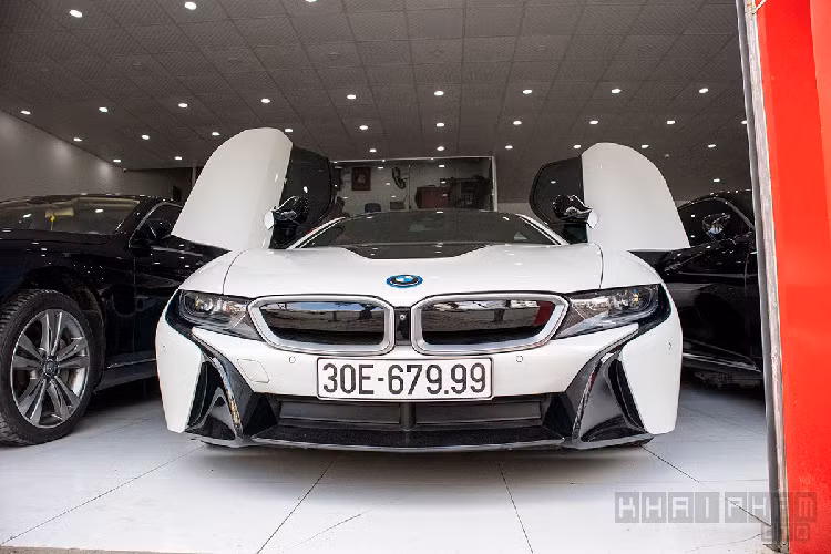 Cuối năm 2013, siêu xe BMW i8 chính thức ra mắt công chúng toàn cầu tại Triển lãm xe quốc tế IAA Frankfurt Motor Show với phiên bản động cơ xăng lai điện. Mẫu xe này ra mắt đánh dấu những bước phát triển mới của hãng xe nước Đức sau phiên bản BMW i3 đã xuất hiện trước đó. BMW i8 được đánh giá cao bởi thiết kế thể thao và mang xu hướng tương lai.
