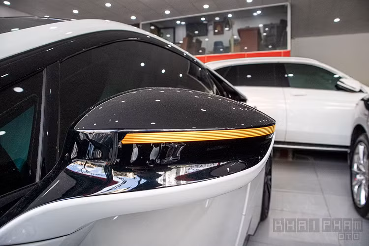 Ở ngoại thất, BMW i8 cũ này sở hữu màu Trắng ngọc trai, điểm xuyết bởi những chi tiết sơn đen bóng đầy thể thao và trẻ trung. Đầu xe vẫn mang vẻ cơ bắp với cản trước được thiết kế khí động học gồm các đường chia gió được sơn đen bóng kèm theo cảm biến hỗ trợ đỗ xe phía trước. Nắp ca-pô xe có thiết kế hốc gió giúp tản nhiệt cho động cơ xăng đốt trong.