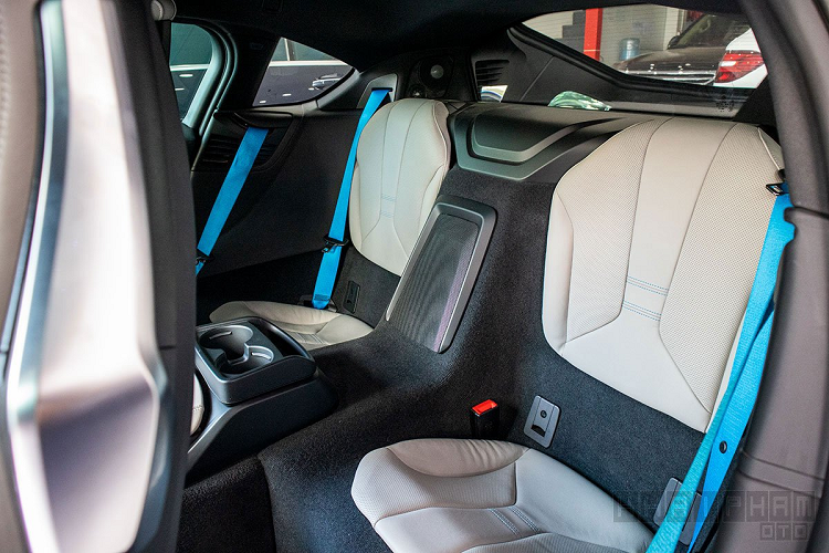 BMW i8 được phát triển trên cấu trúc LifeDrive với thiết kế ghế ngồi 2+2, hàng ghế thứ 2 xe chỉ dành cho trẻ em bởi kích thước nhỏ. Ghế ngồi của xe bố trí khá thấp bởi hệ thống khung gầm chỉ có trọng tâm khoảng 46cm. Khoang nội thất xe còn sử dụng nhựa gia cường sợi carbon, điều này giúp i8 giảm trọng lượng xe đáng kể và gia tăng độ bền.